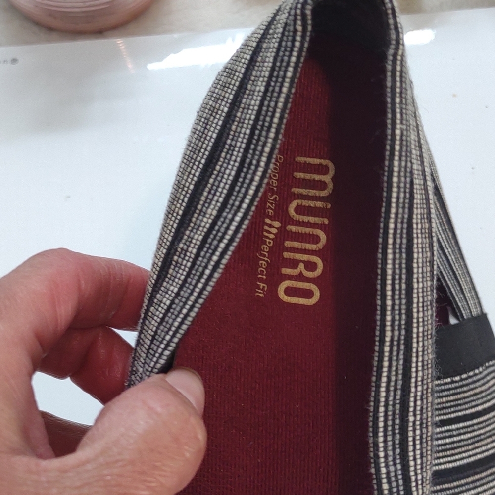Munro Black Flats with Comfort and Elegance - Picture 5 of 7